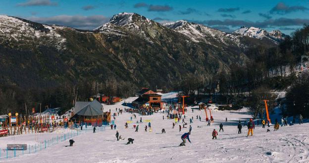 Últimas semanas de la temporada de esquí en Chile y Argentina, que extienden su oferta invernal