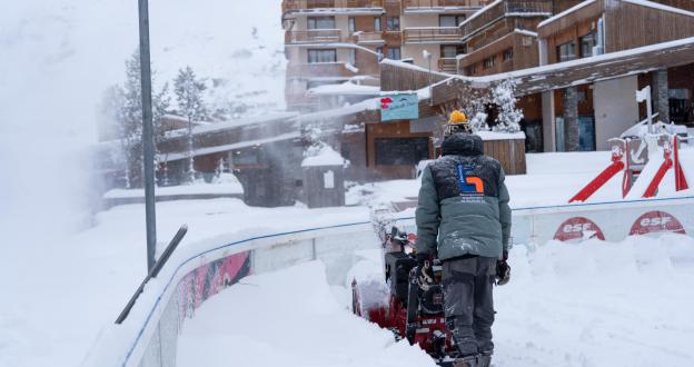 Las grandes estaciones de esquí de los Alpes abren en medio de grandes nevadas