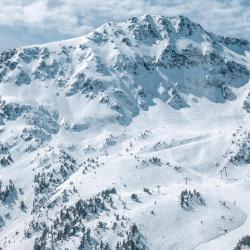 Las siete estaciones de la Península donde se puede seguir esquiando este fin de semana