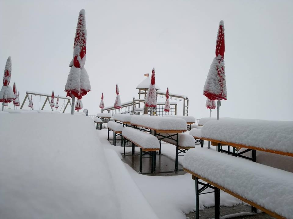 Las nevadas cubren de blanco los Alpes y los Pirineos y anuncian el final del verano