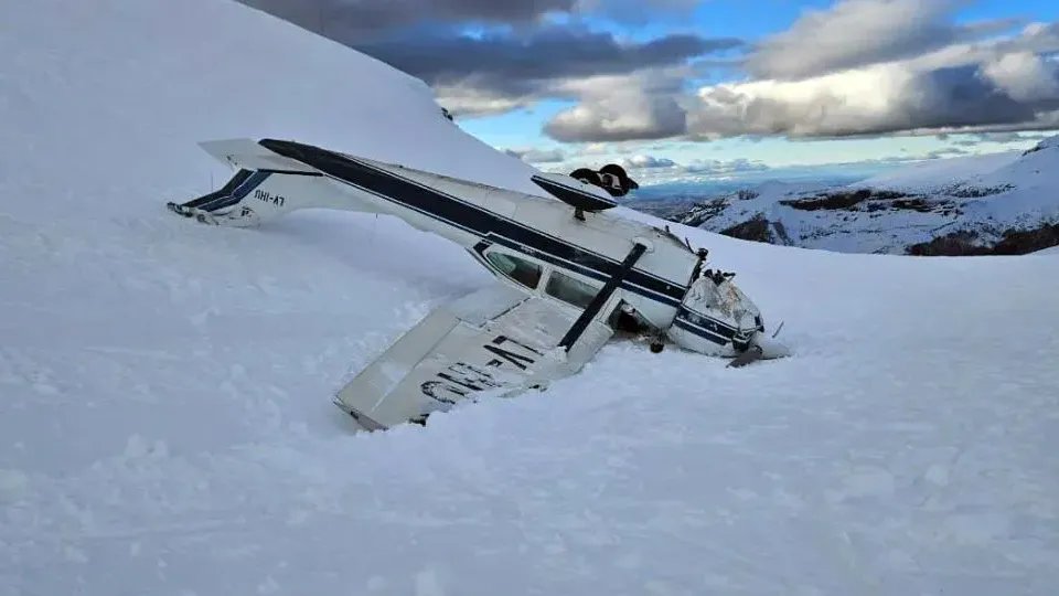 Una avioneta cae en una pista de esquí de Cerro Chapelco y sus ocupantes resultan Ilesos