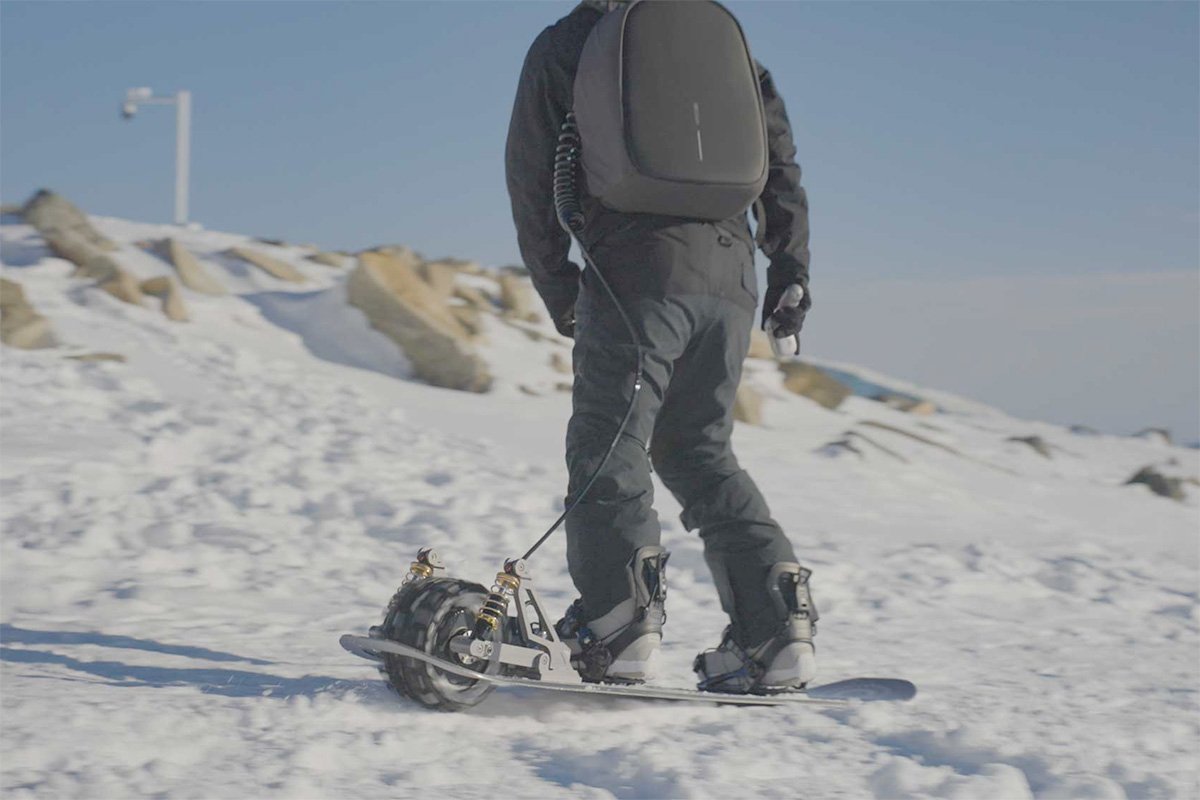 Primer snowboard eléctrico que funciona y permite subir, bajar y deslizar en llano