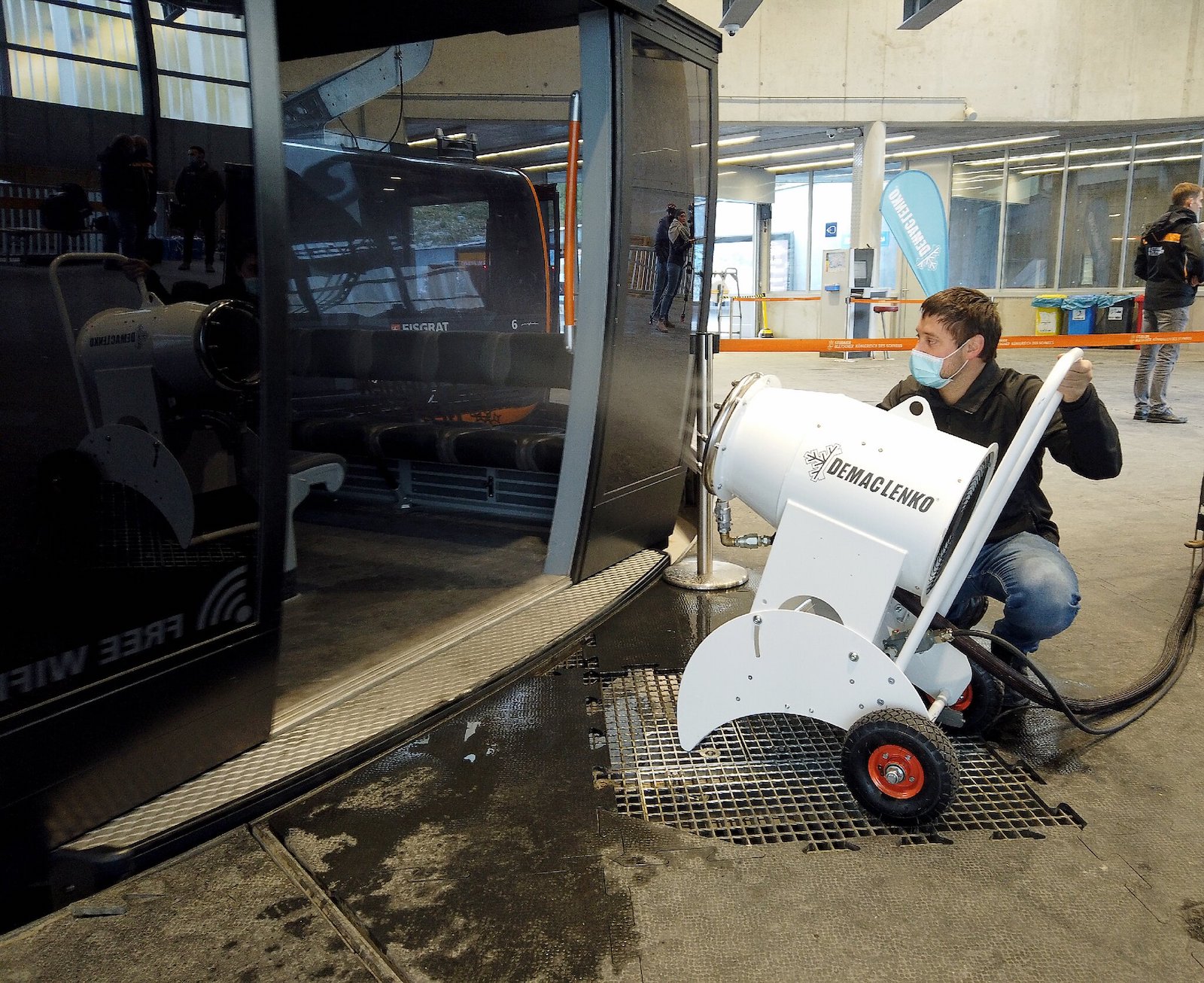 Adaptan un cañón de nieve artificial para que rocíe  desinfectante en los telecabinas de las estaciones de esquí