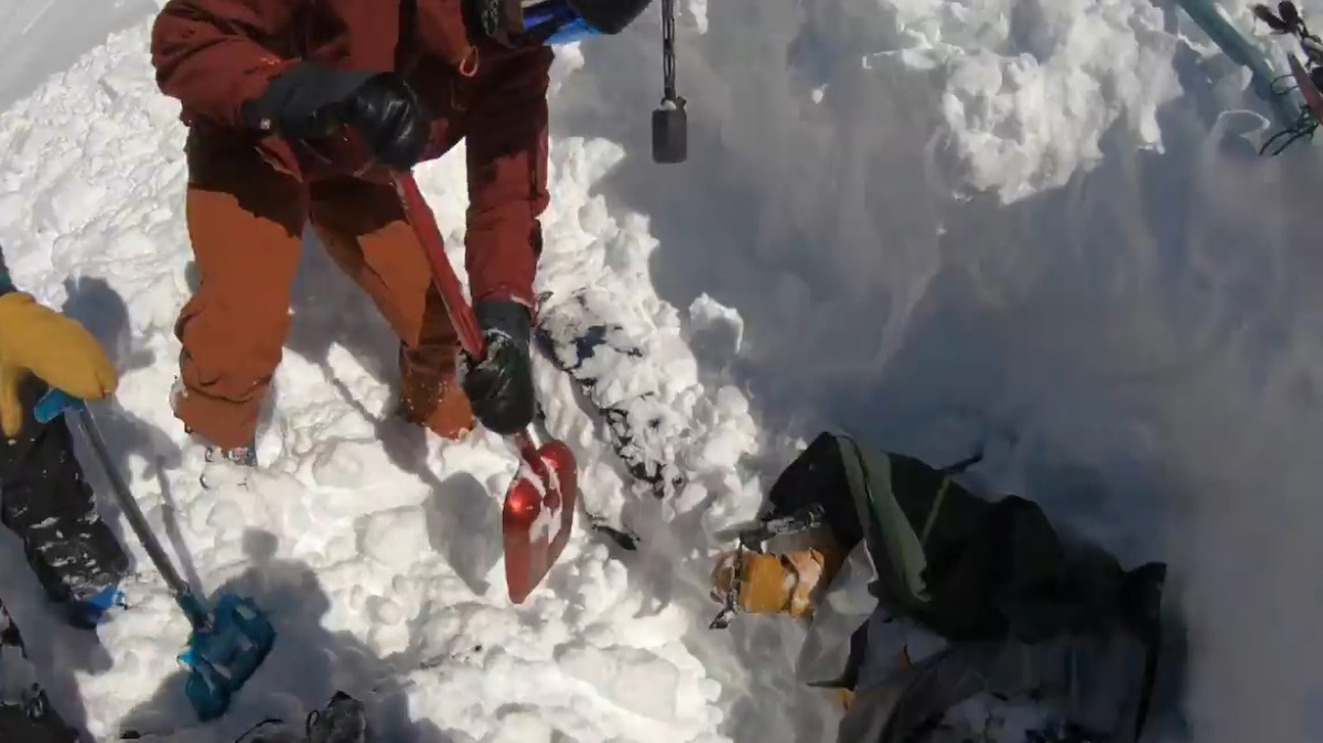 Agónico rescate grabado en GoPro de dos esquiadores suizos en una avalancha