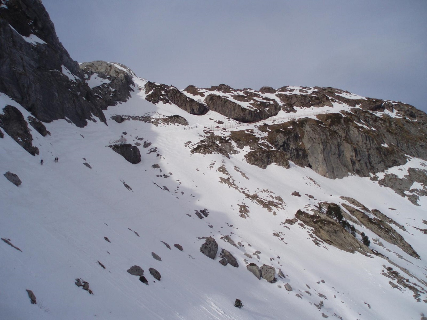 Un snowboarder muerto al precipitarse por un cortado en un fuera pista cercano a Candanchú