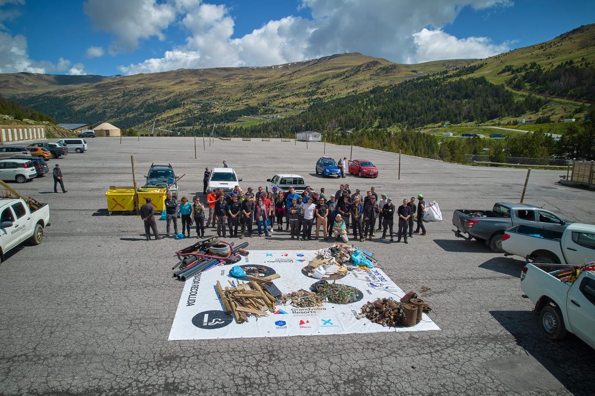 Grandvalira Resorts organiza una recogida de basura conjunta en sus 3 estaciones