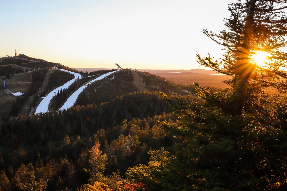 El snow-farming permite a la estación de esquí de Ruka, en Finlandia, abrir el 5 de octubre