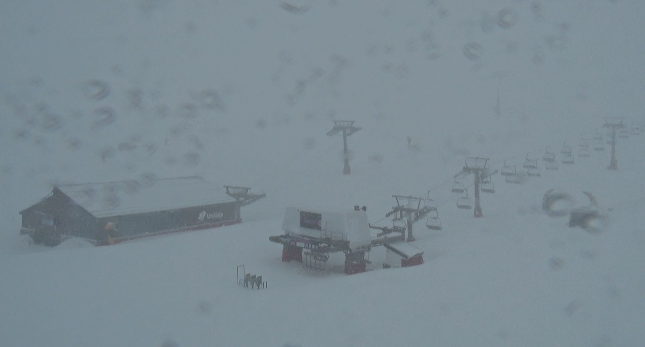 Nelson estropea un telesilla y el viento el Domingo de Resurrección en Sierra Nevada