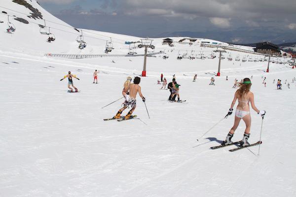 Imagen de la bajada en bañador en Sierra Nevada el pasado mayo