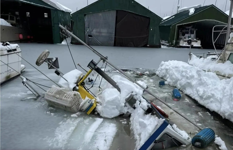 La nieve deja barcos hundidos, techos derrumbados y peligro de avalanchas en Alaska