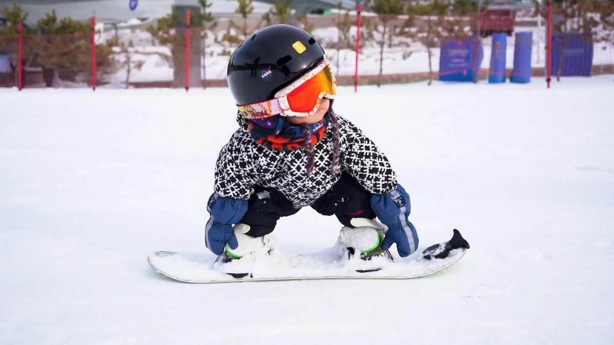 Una bebé china de once meses cautiva las redes practicando snowboard