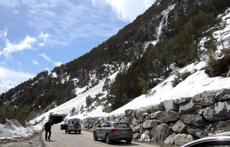 Ayer domingo fueron evacuadas 290 personas del Balneario de Panticosa por los constantes aludes en la carretera de acceso 