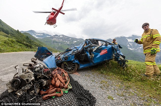 2 británicos mueren al despeñarse su coche a 190 km/hora 