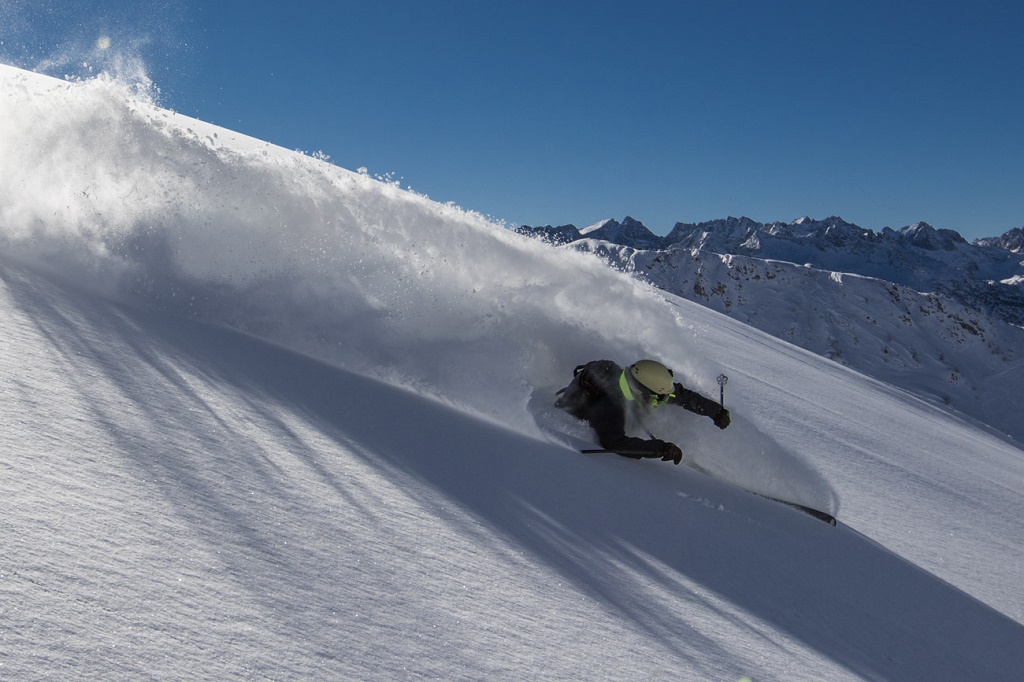 El Rider Adri Millán en plena acción en la nieve polvo de Baqueira Beret. Foto: Txema Trull