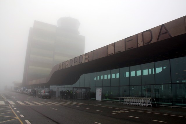 La niebla cierra el aeropuerto de Lleida-Alguaire y dificulta el acceso de esquiadores británicos a Andorra