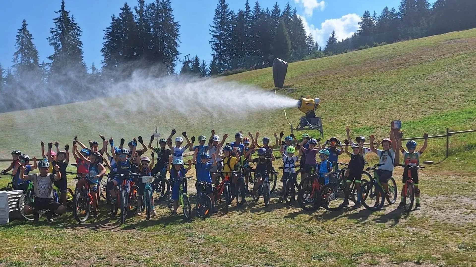 Una estación de esquí italiana usa cañones de nieve para "refrescar" a los turistas