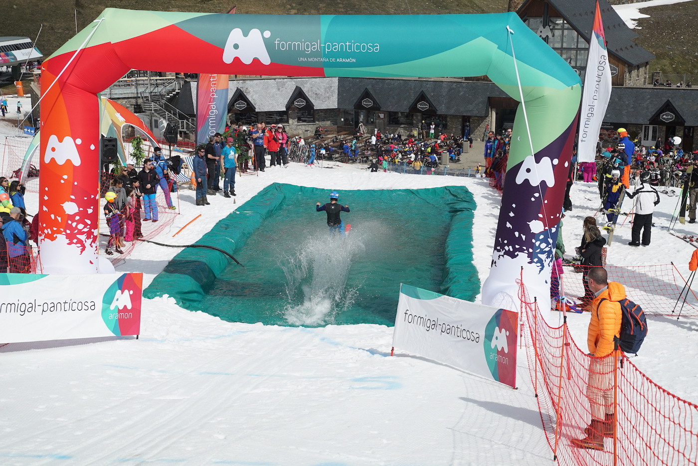 Una piscina gigante para esquiar y una bajada “tropical” despiden la temporada de Aramón