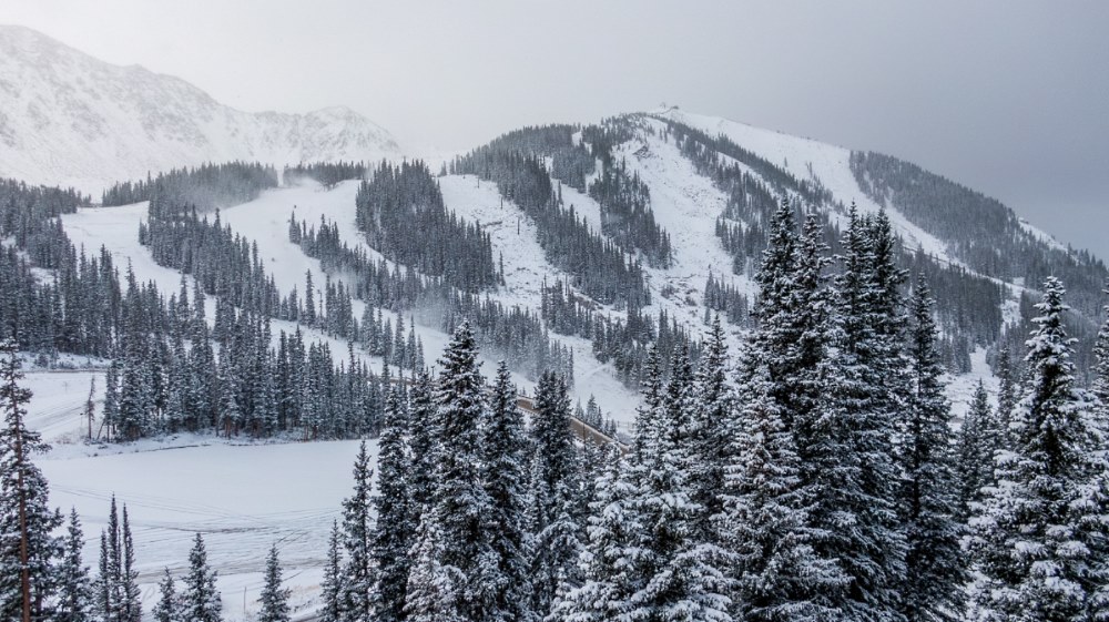 Arapahoe Basin anuncia su apertura para el domingo en la carrera por ser primeros