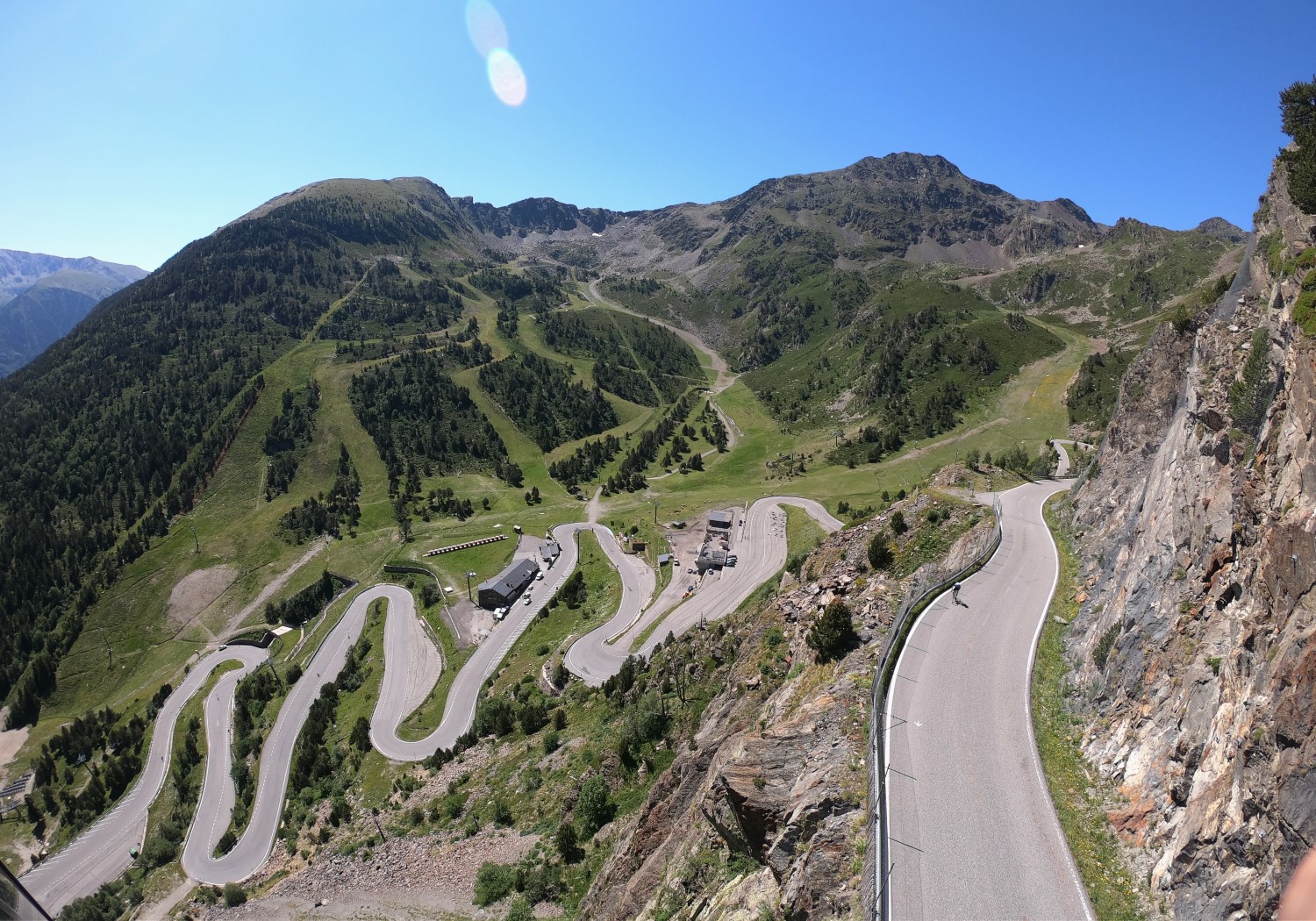 Los ciclistas satisfechos con el cierre veraniego de la carretera de La Coma de Arcalís