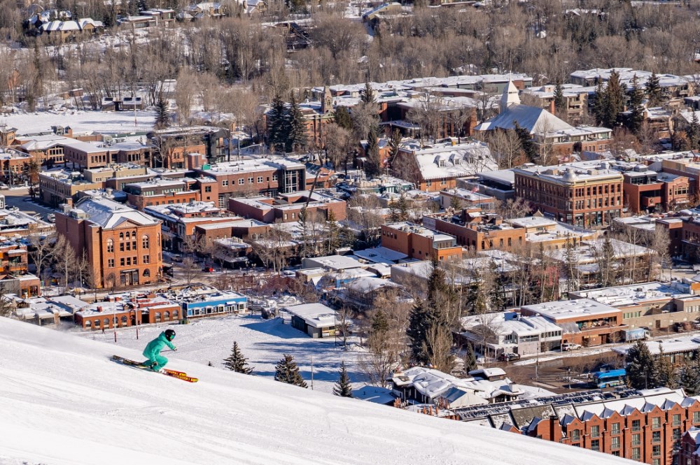 El aeropuerto de Aspen está tan cerca de las pistas que se puede entrar y salir esquiando