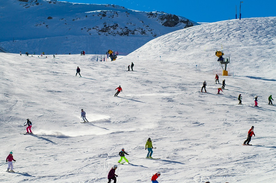 Astún se despide con el forfait a 25 euros, horario de primavera y nieve recién caída