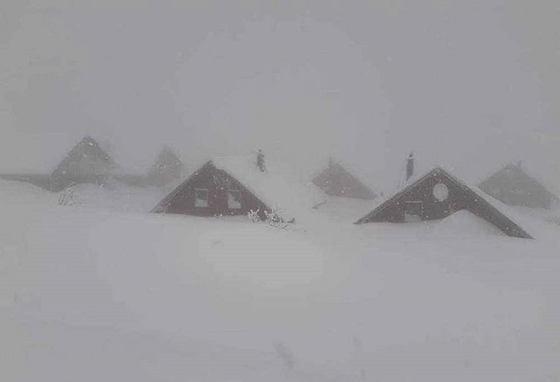 Media Europa está al borde del caos a causa de las intensas nevadas y el riesgo de avalanchas