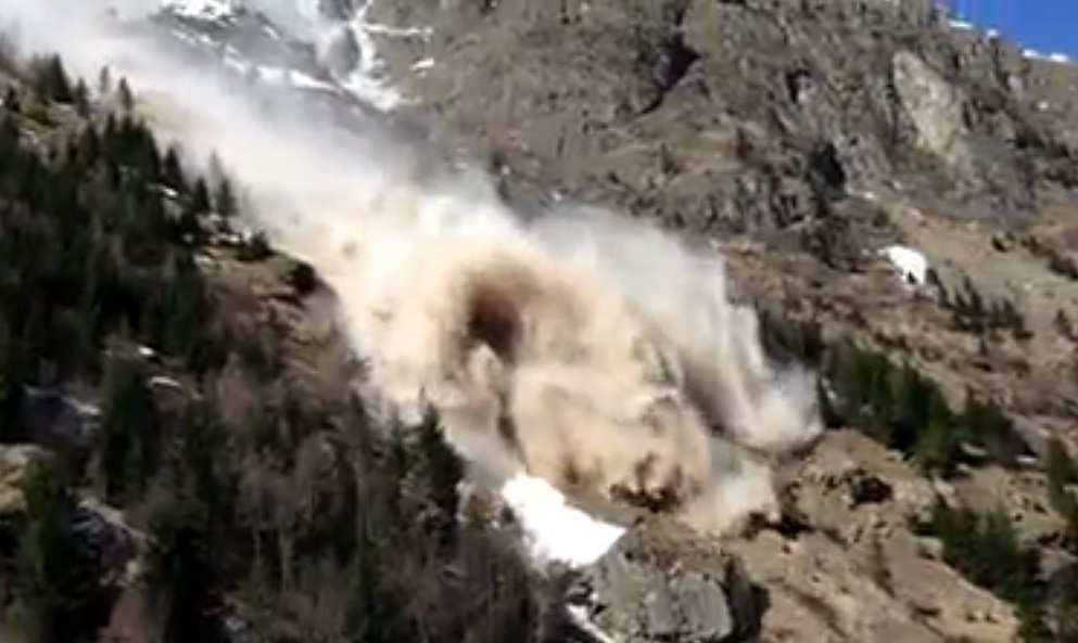 Avalancha gigante grabada este martes en los Alpes