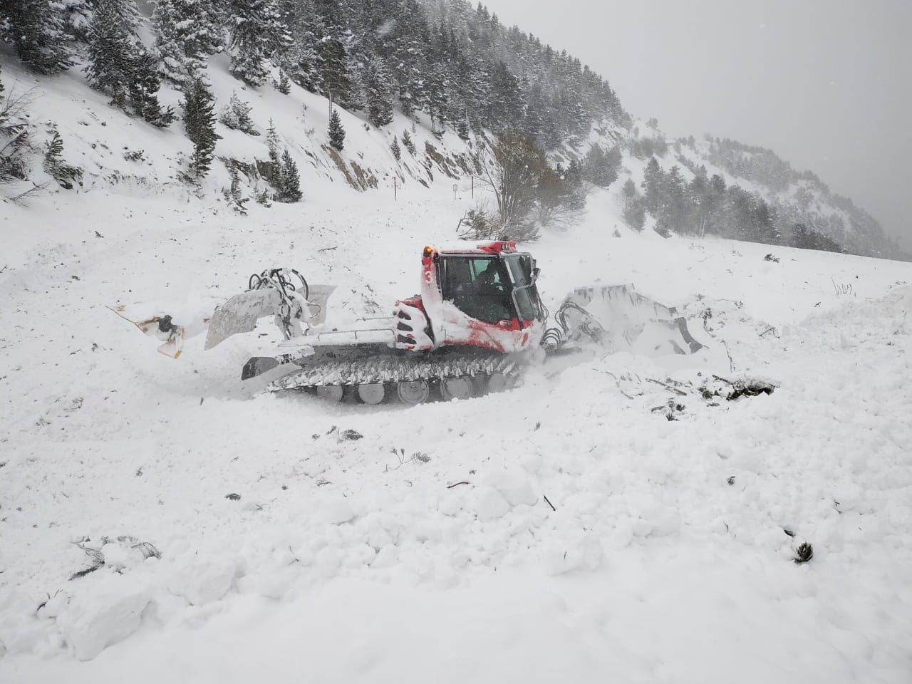 Una avalancha controlada atraviesa la carretera de acceso a Arinsal 