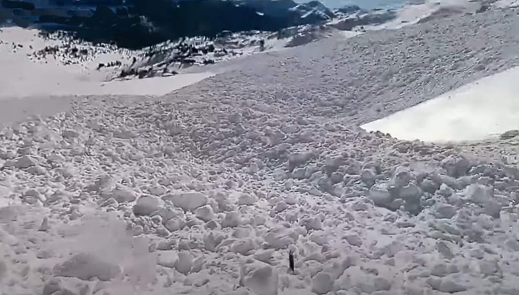 Vídeo: una avalancha arrastra a un snowboarder 300 metros en Colorado y activa su airbag