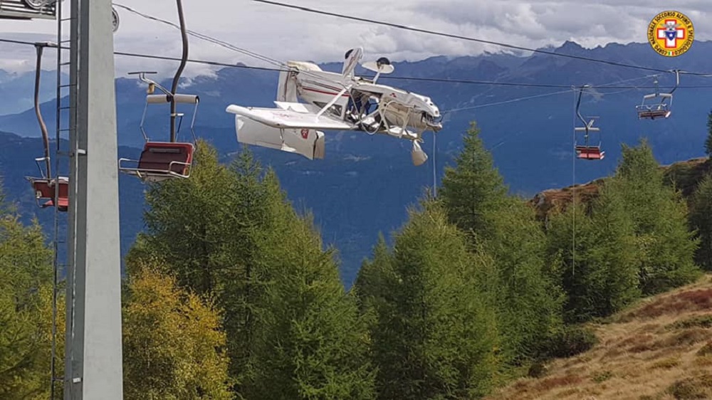 Espectacular accidente de un ultraligero contra el cable de un telesilla en Italia