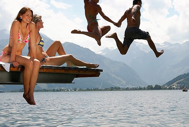 Un refrescante chapuzón en lascristalinas aguas del Lago Zell. Foto Turismo de Salzburgo