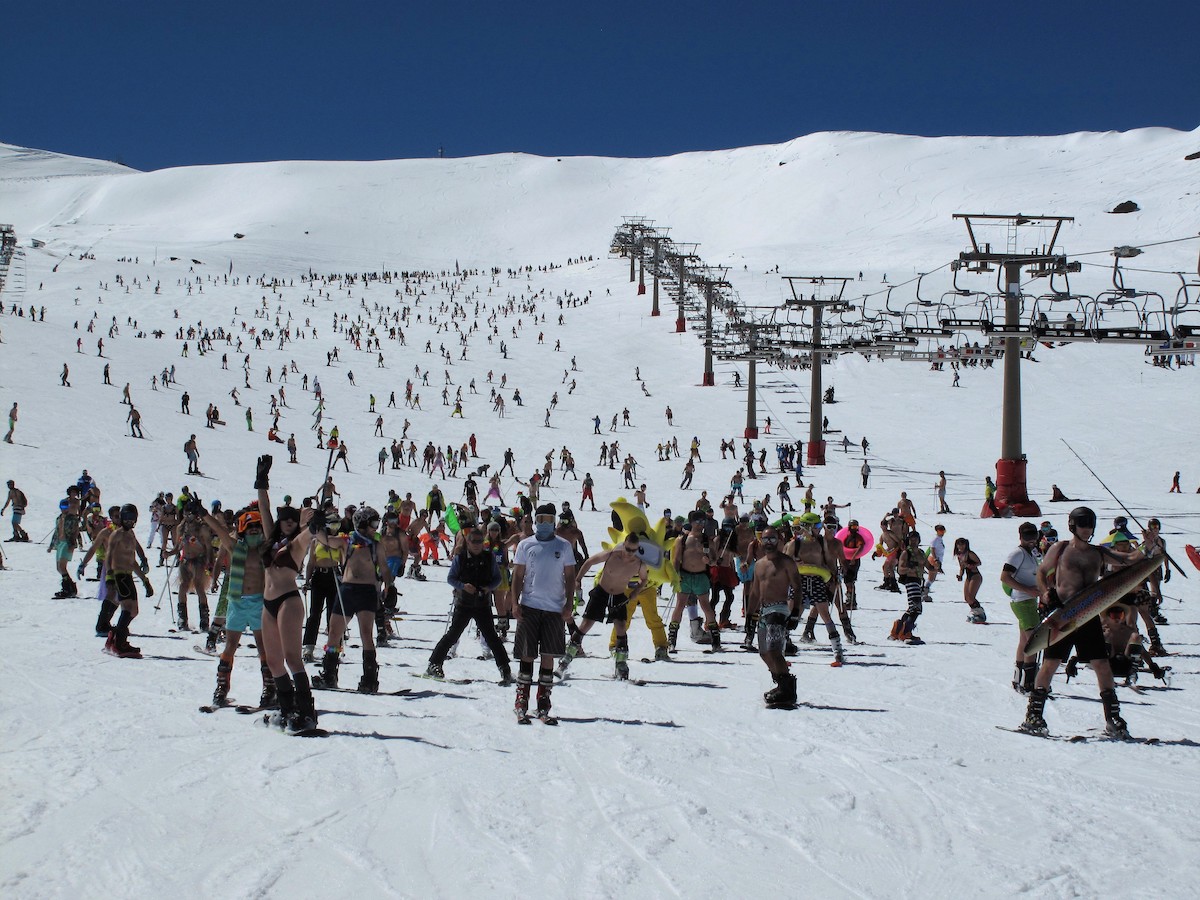 Más de 500 esquiadores participan en la bajada en bañador de Sierra Nevada