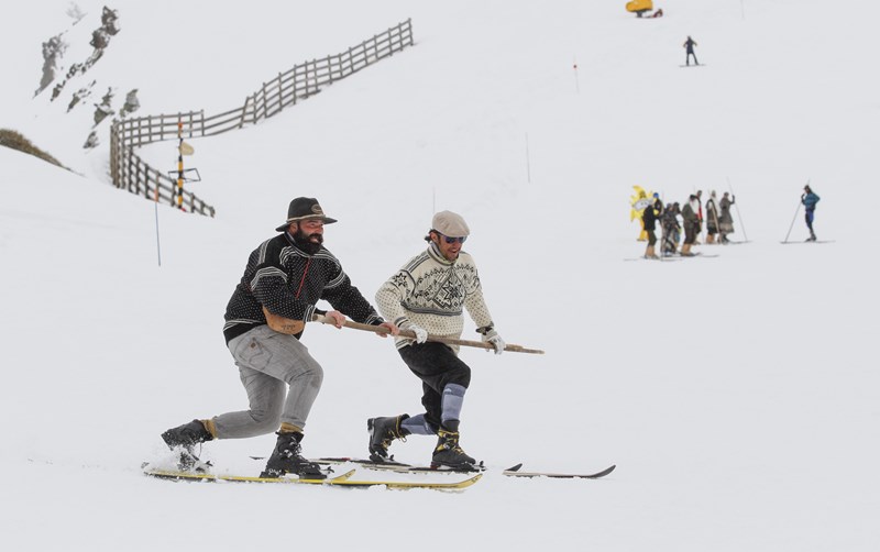 Se celebra la Bajada Retro dentro de la semana Telemark de Sierra Nevada