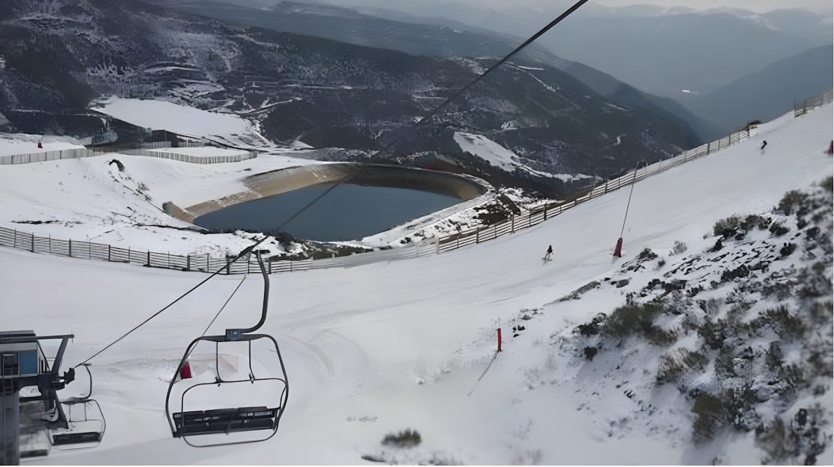 La balsa para la nieve producida, dentro de la modernización de Leitariegos, costará 500.000 euros