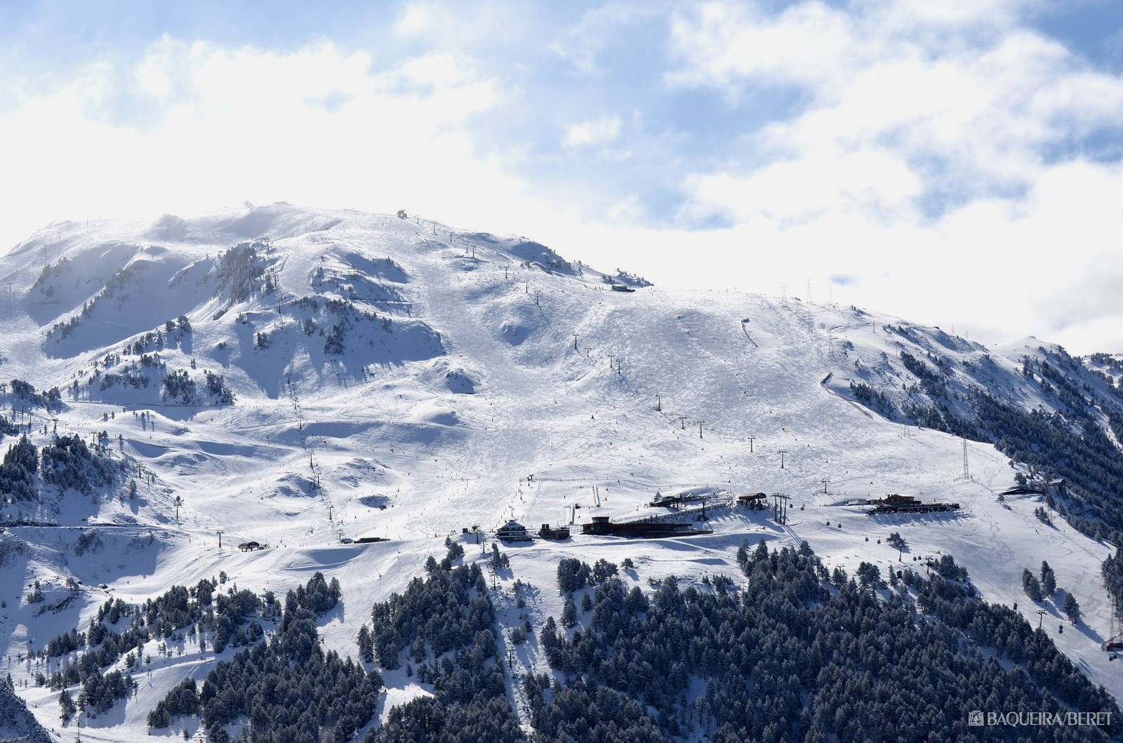 Abril llega con 15 cm de nieve y más de 100 km de pistas en Baqueira Beret 