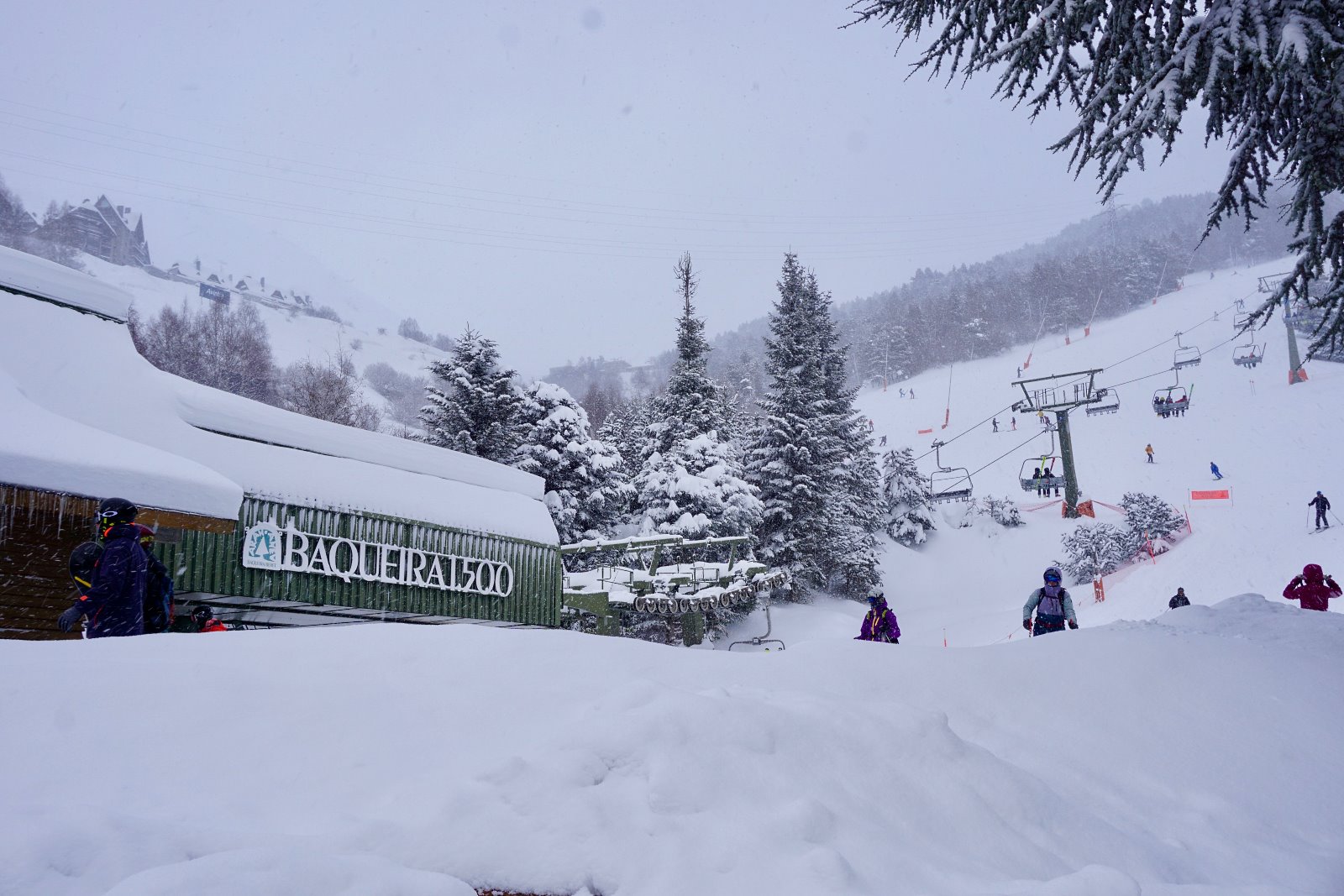 Baqueira después de recibir hasta 150 cm de nieve trabaja para abrir la mayor parte del dominio