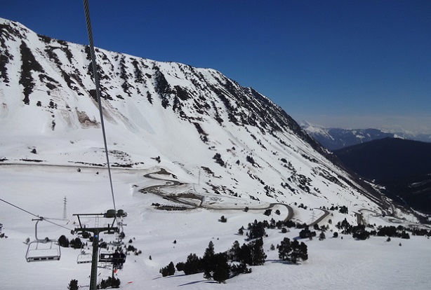 Telesilla de Peülla con el Puerto de la Bonaigua al fondo. Foto cortesía del Diari de la Neu