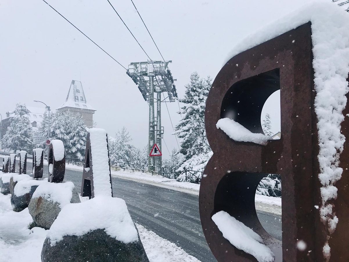 La primera gran nevada de otoño en imágenes y vídeos