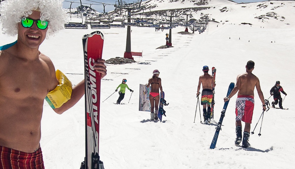 Llegan a Sierra Nevada la 3ª bajada en bañador, el trofeo de Bossaball y el mercadillo solidario