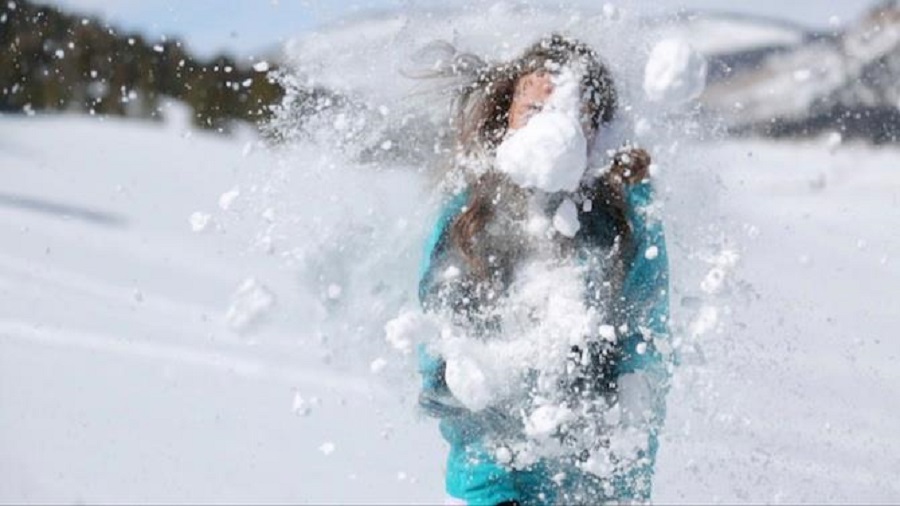 Un conductor dispara contra un grupo de niños por arrojar una bola de nieve contra su coche