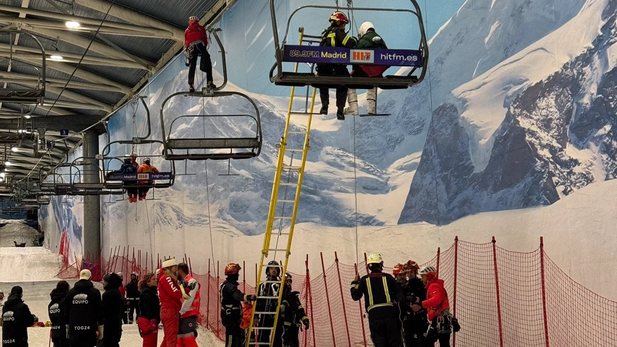 El susto en Madrid SnoZone: 40 esquiadores rescatados del telesilla