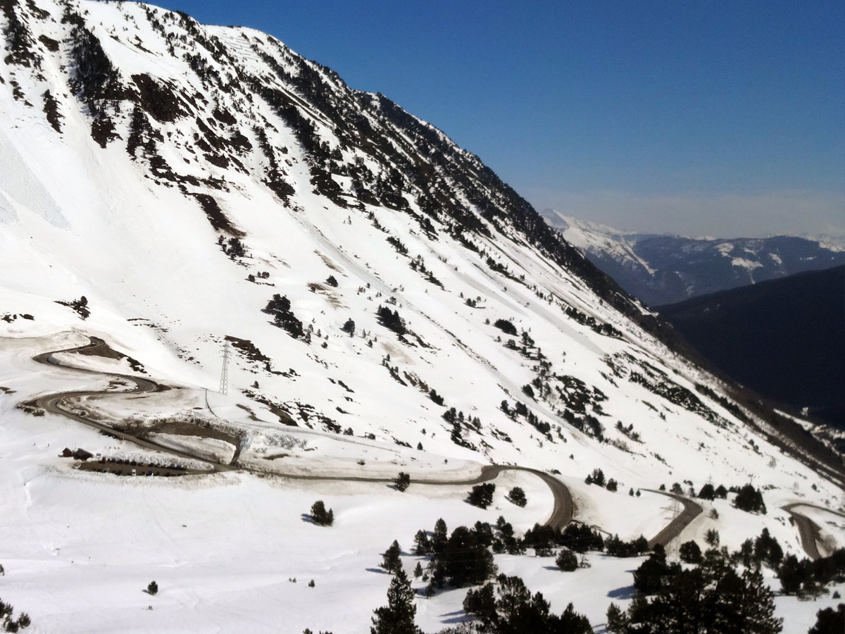 Piedras por el sur, nieve por el norte: amenazas en los accesos por carretera a los valles de Àneu