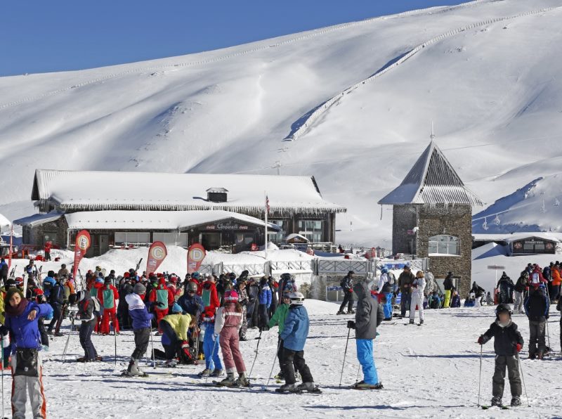 Granada y EasyJet acuerdan trabajar en paquetes relacionados con turismo de nieve