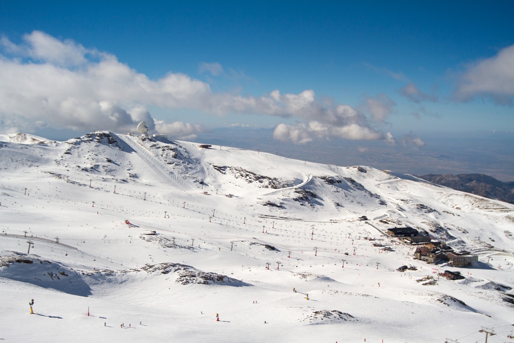 Casi 100 km abiertos, esquí nocturno y Primeras Huellas este fin de semana en Sierra Nevada