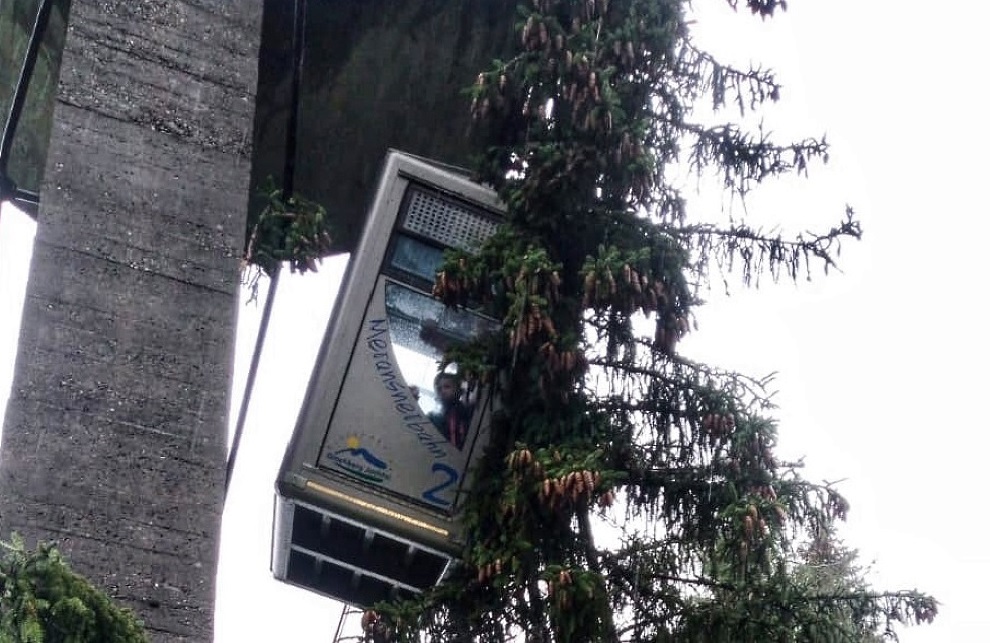 La cabina de un teleférico con 10 pasajeros choca con una pilona en una estación de esquí