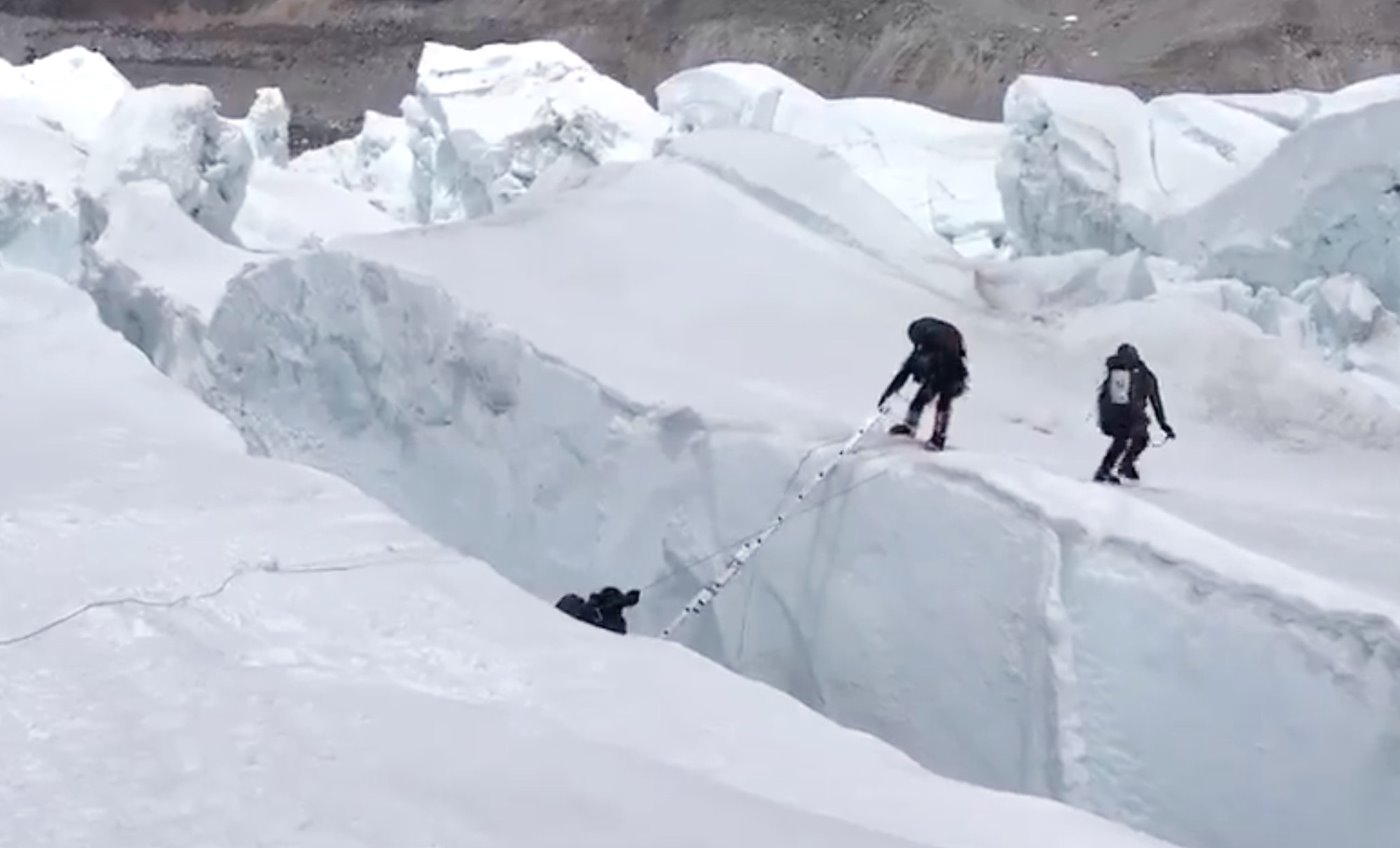 Caída en una grieta subiendo al Everest