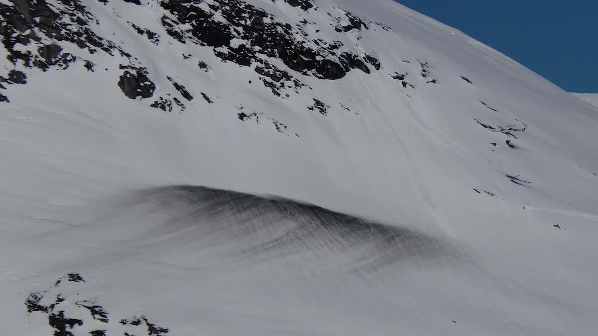 Noruega rocía un paso de montaña con 18 toneladas de cal negra para derretir la nieve