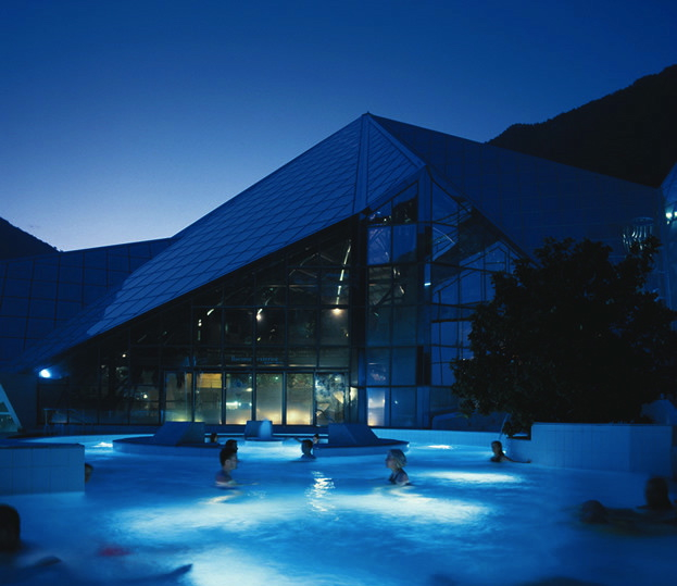 caldea-laguna-exterior-agua-termal-andorra-noche