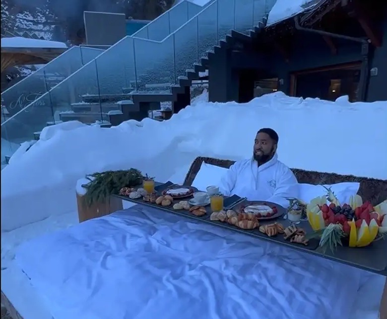 Una estación de esquí se hace viral por llevar el desayuno a una cama en la nieve