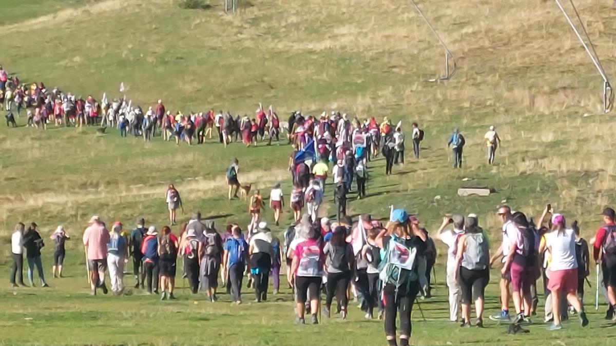 Medio millar de personas marchan contra la unión de Astún y Formigal por la Canal Roya